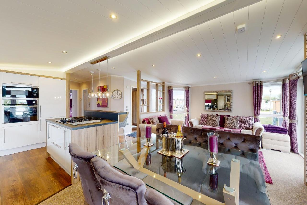 Tattershall Vip Lodge- Lakeside Setting With Hot Tub And Private Fishing Peg Situated On Osprey Lake Tattershall Park Екстер'єр фото