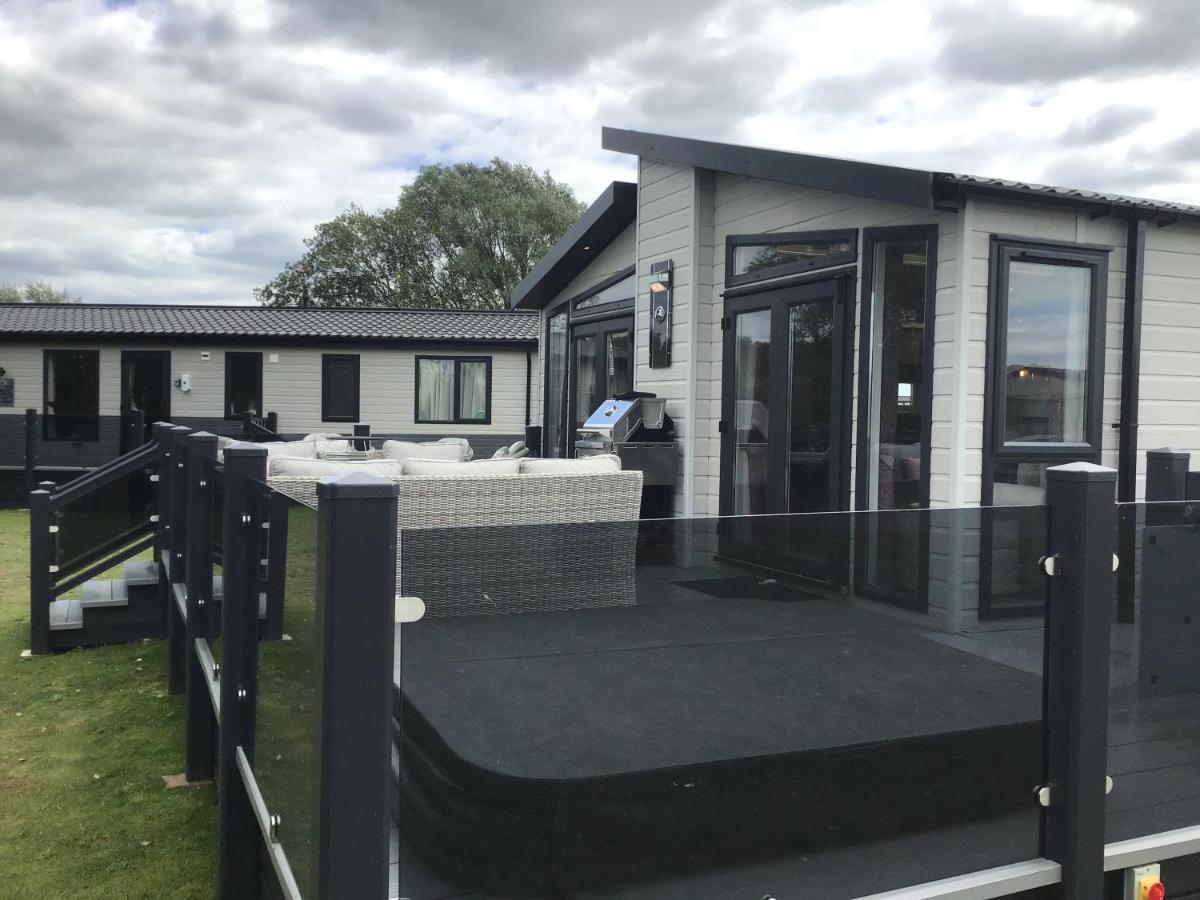 Tattershall Vip Lodge- Lakeside Setting With Hot Tub And Private Fishing Peg Situated On Osprey Lake Tattershall Park Екстер'єр фото